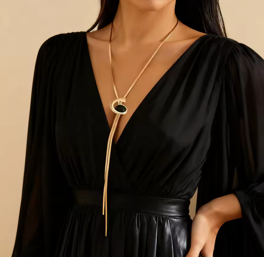 Exaggerated Snake Bone Chain Necklace with Black Pearl